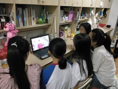 图片包含 人员, 室内, 墙壁描述已自动生成
